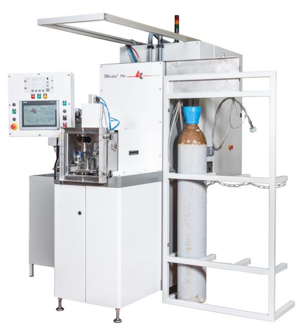 Leak testing machine using helium gas tracer